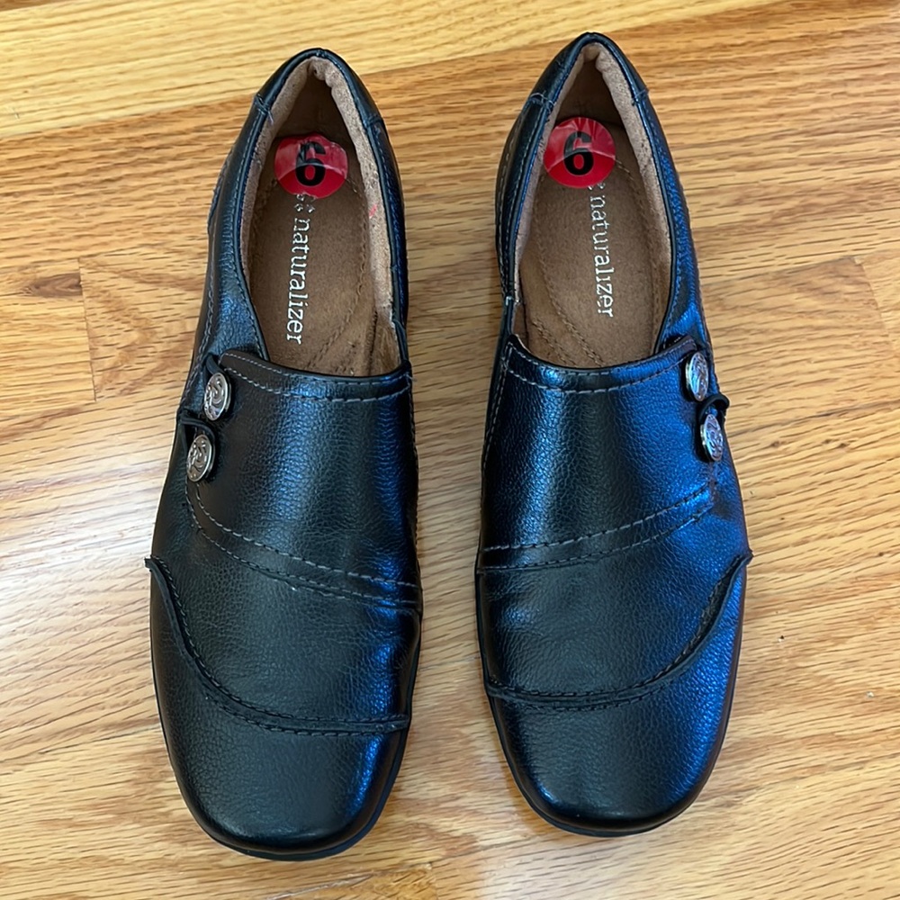 Naturalizer Black Sz 6M women’s slip on loafers. NWOT